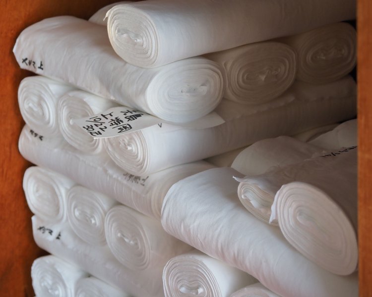 生地の長さは2反分（約24ｍ）。巻いた生地は数日置いておくことでしわが伸びるのだという。