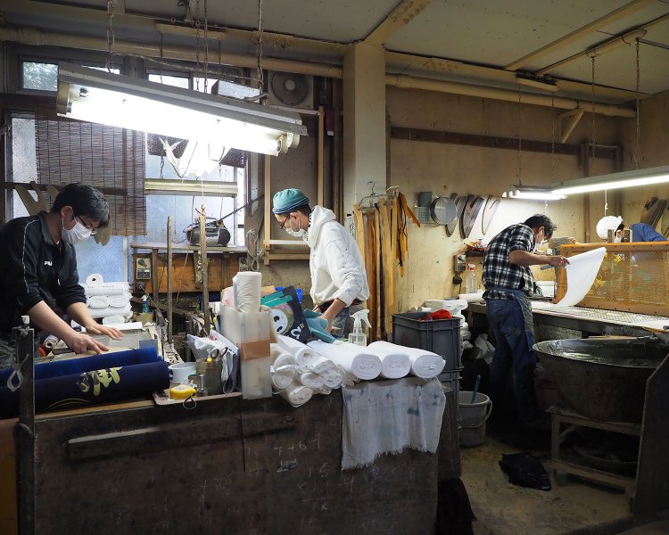 糊付けの職人は4人。忙しいときは5人で行う。