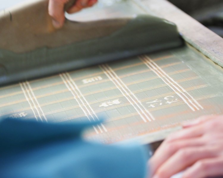 型紙の上から糊を塗る。