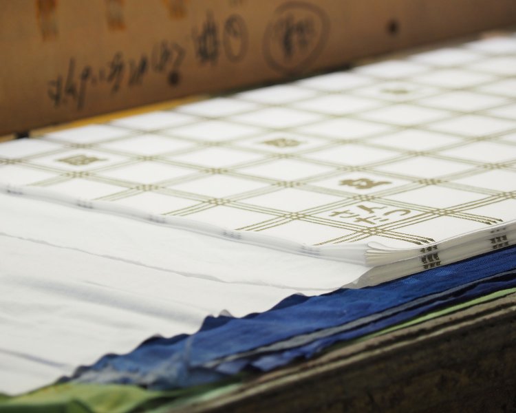 型紙を外すと、型紙の柄の通りに糊が残る。