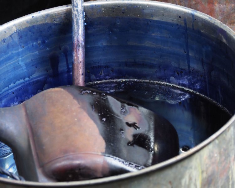 染料の温度は40度ほど。「温度が高いと濃く鮮やかに、冷たいと沈んだ色合いになります。低すぎると仕上がりにもムラが出てしまうんです」と阿部さん。