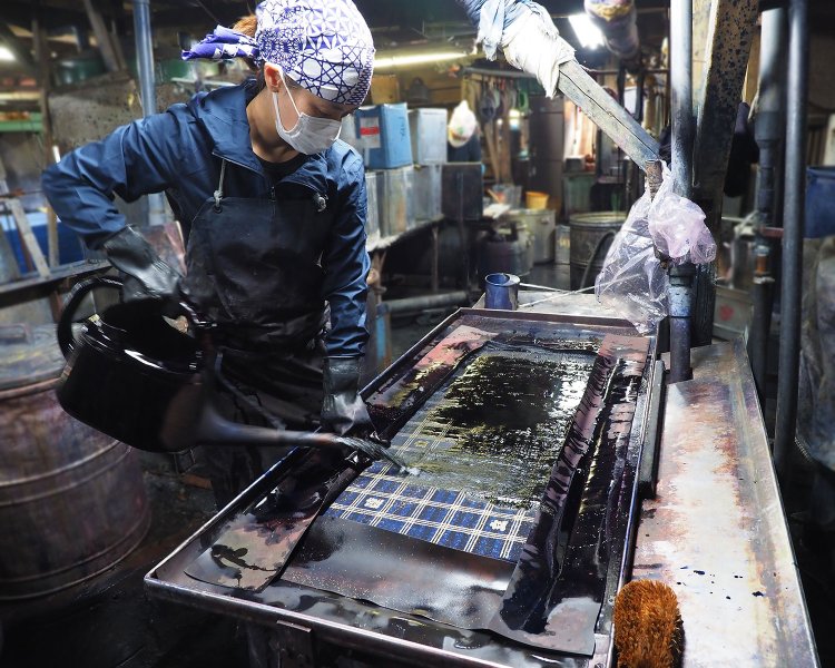 生地を裏返して両面から注ぐため、一度に使用する染料は1斗5升にもなるという。