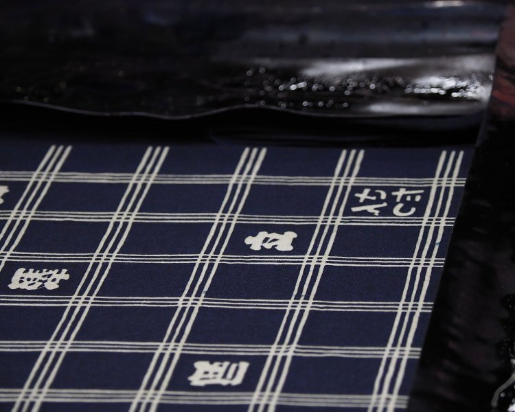 上下に当てているカバーの布を外すと、藍色が目に眩しい。