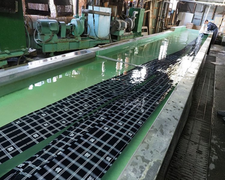 きれいにすすいだ後、プールの端で手繰られてゆく。