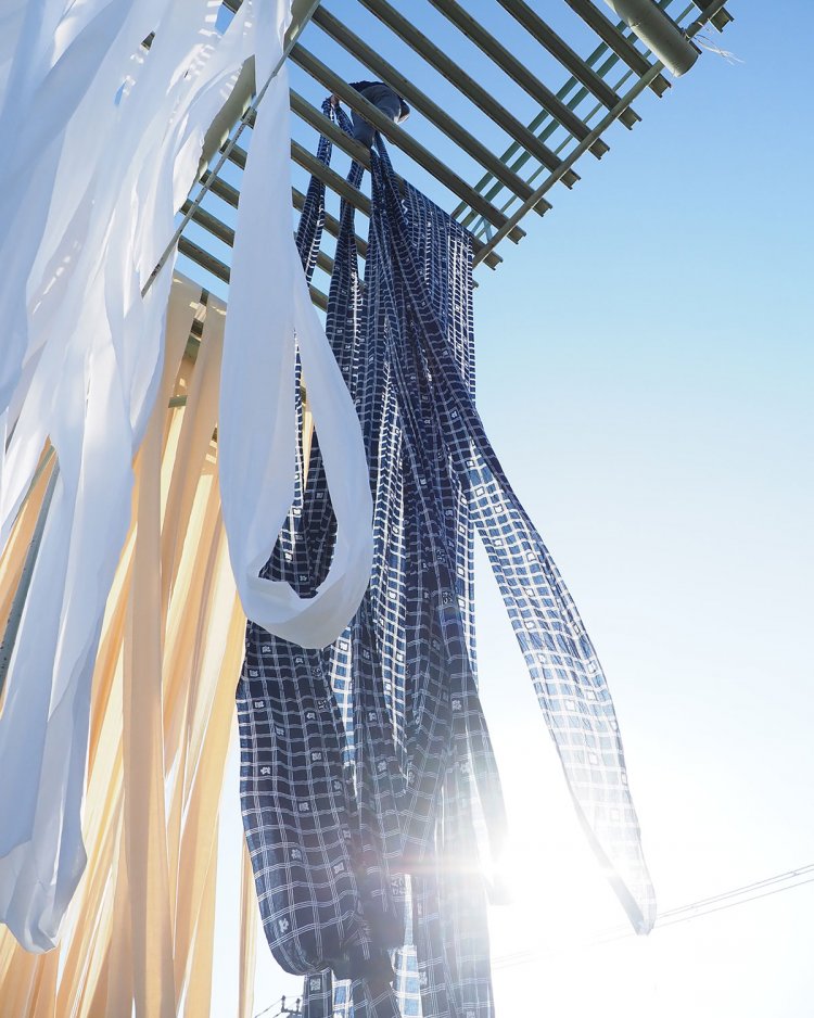 真っ白なさらし生地だった反物が、さんたつオリジナル柄になって再び舞い始めた。