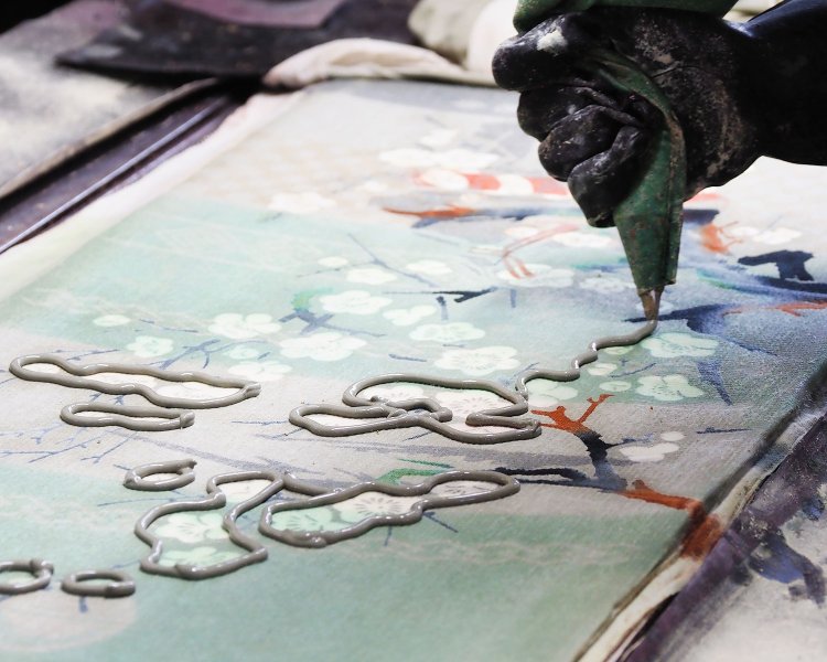 この糊が染料を注ぐ際の土手になる。