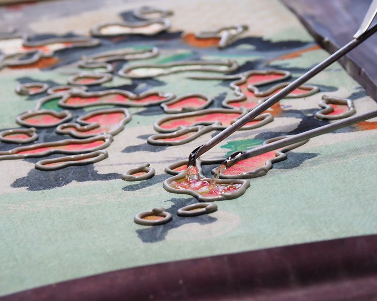 紅梅の部分は、透明の上液の後に助剤を流し込んで化学反応を起こすことで赤く発色させる。