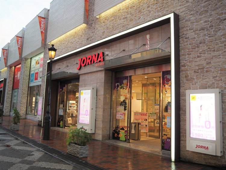 44周年を迎えた町田のランドマーク的なビル。地下2階・地上4階にファッション、雑貨や飲食など46店舗が入る。「リーズナブルで気軽に買い物を楽しめる店が豊富です」（開発管理グループ長・佐藤さん）。