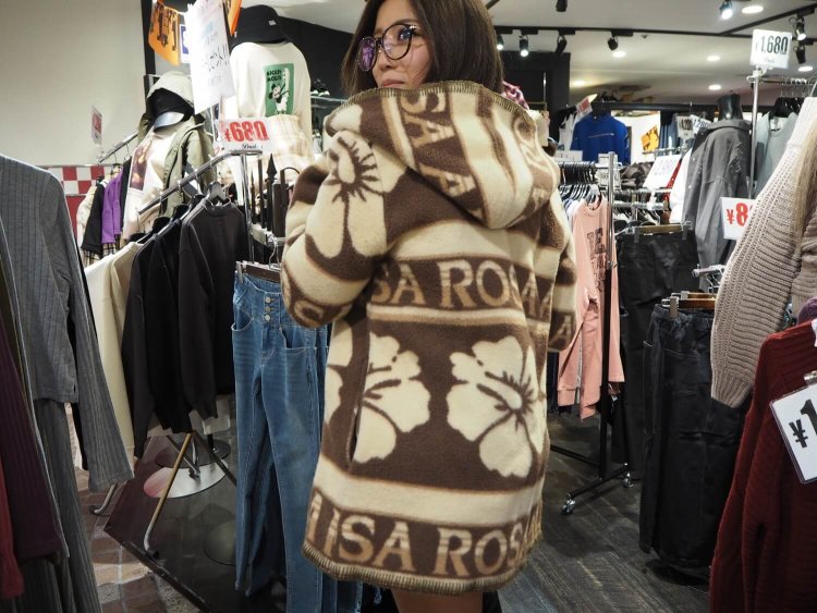 ネットで7万円で落としたという懐かしの“アルバ”のコートを披露。