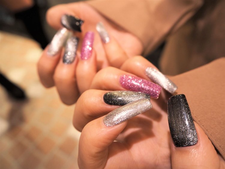 モモコさんは長いスカルプネイルだが「指の腹を使って何でもできます」。