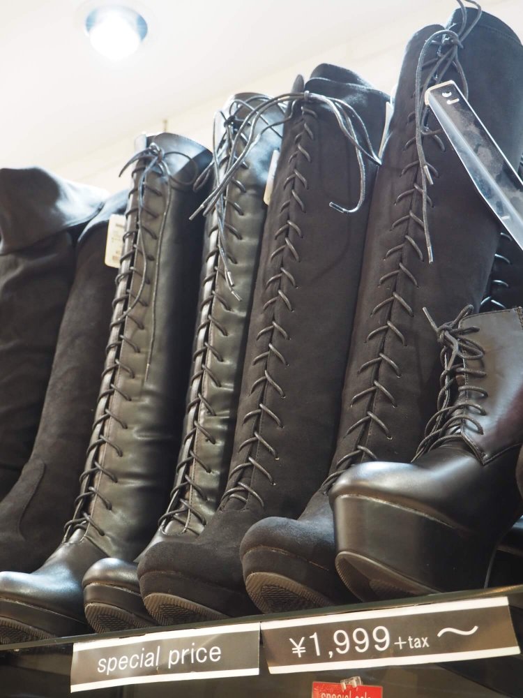 「数年前から渋谷や原宿で厚底靴ブームが再燃し、町田にも定着。10代のギャルを中心に人気。昔と違ってヒールがすごく軽くなり、歩きやすいですよ」と横地さん。