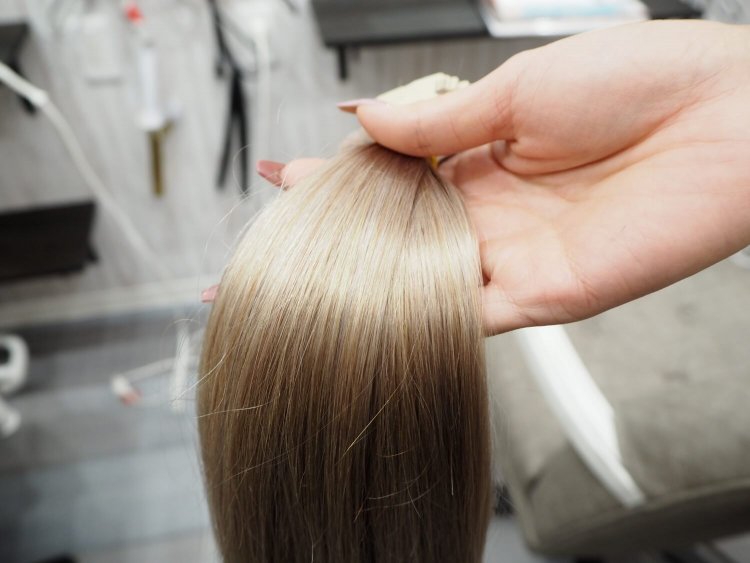 「最近は編み込みではなくシールで着けるエクステが主流。シルバーアッシュ系のハイトーンカラーがギャルに人気ですね」。