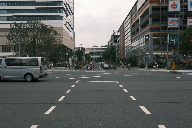 ららぽーと豊洲付近。深川線の線路があった道路。線路は手前から奥へと続いていた。