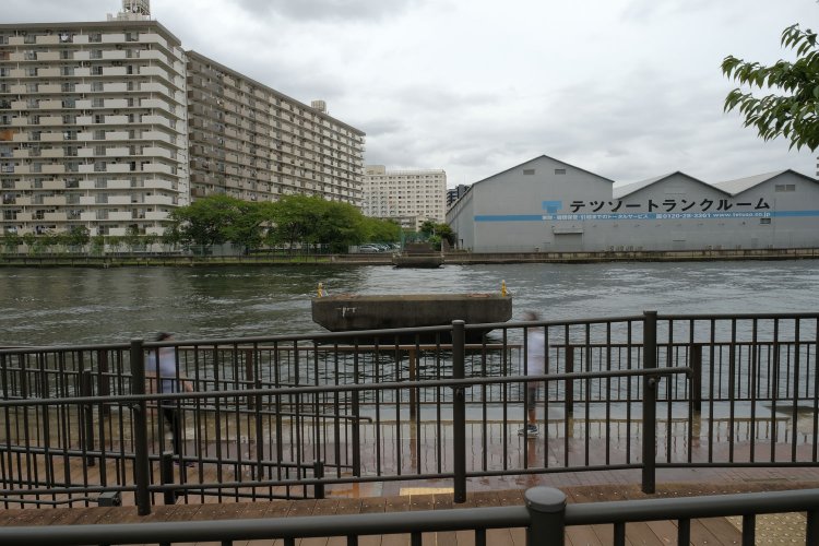 豊洲運河に残存する橋脚。低速シャッターで遺構を強調してみた。