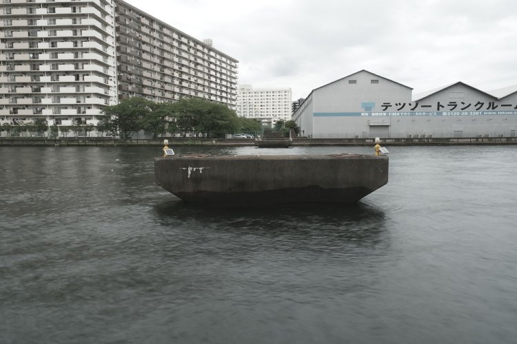 橋脚は小型船舶からすると大きな障害物になりそうだけど撤去される気配はない。