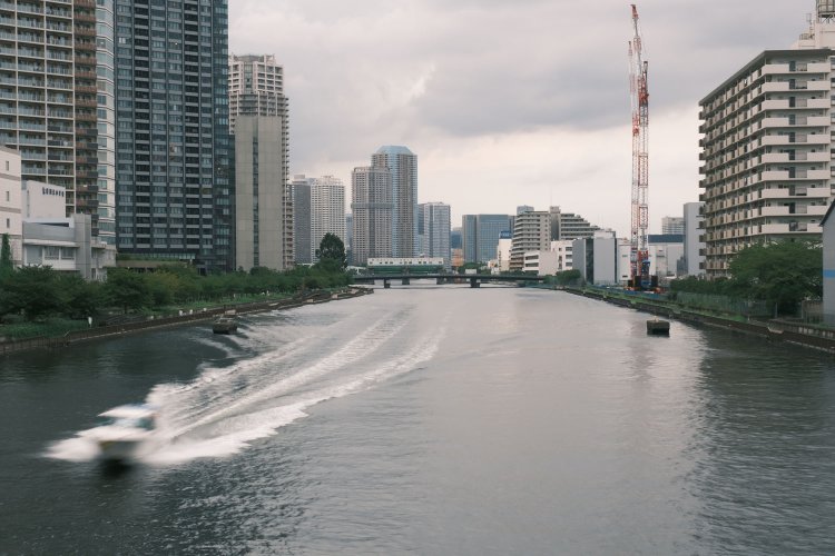 満潮時に船舶が航行するとご覧のとおり。波が川縁を濡らす。