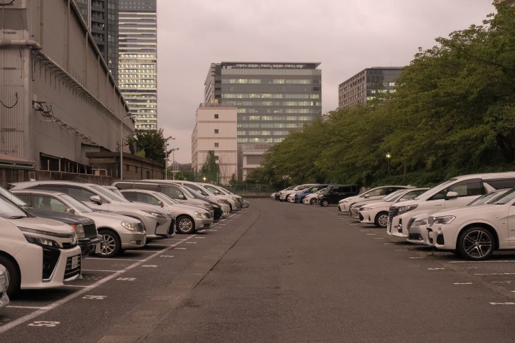 駐車場となった深川線の廃線跡。