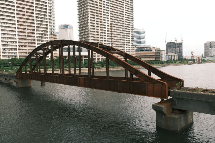 晴海橋梁のアーチ橋部分。鉄骨は赤錆びているがしっかりと運河に架かっている。