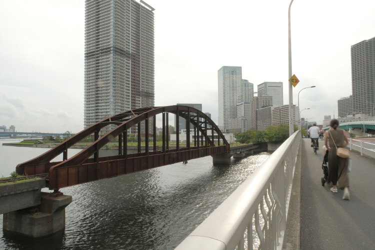 春海橋からみた晴海橋梁。行き交う人々は赤錆びた橋梁に無関心のようだった。