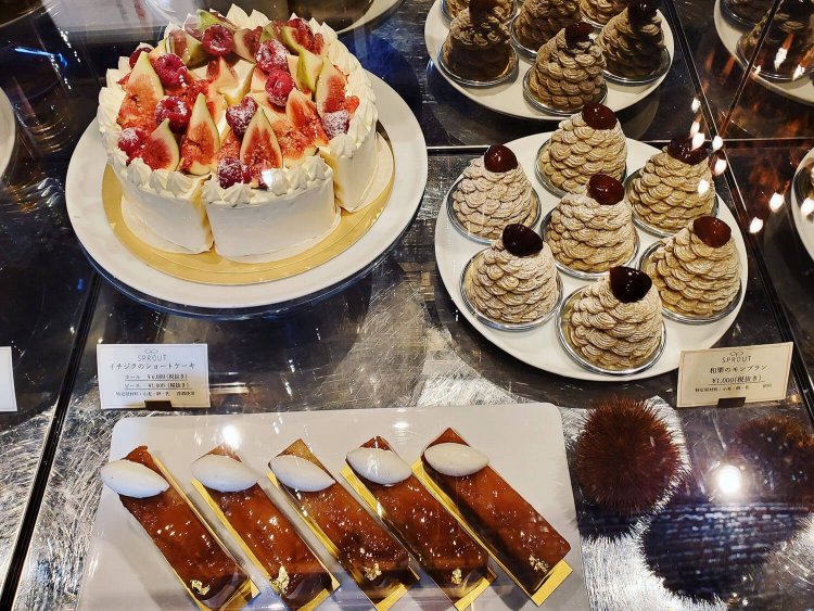 農家さんから直送される旬のフルーツを使ったスイーツが人気。