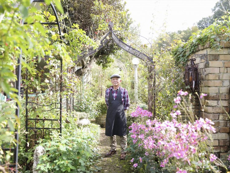 『CAFÉ GARDEN 風見鶏』の季節の花々が咲き誇る様はまさにイングリッシュガーデン。