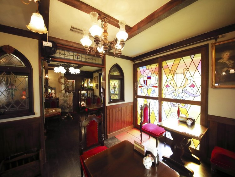 和室を英国調に改装。アンティークは小売りあり。