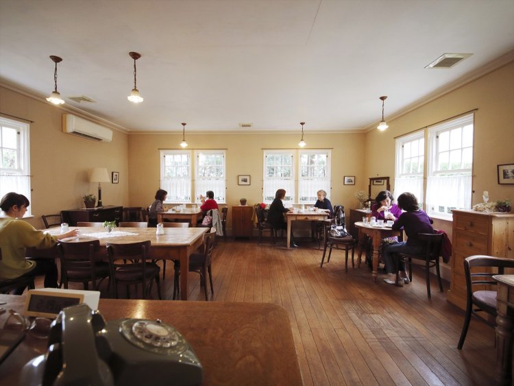 一時、写真スタジオとしても利用された室内。テーブルごとに照明が灯る。