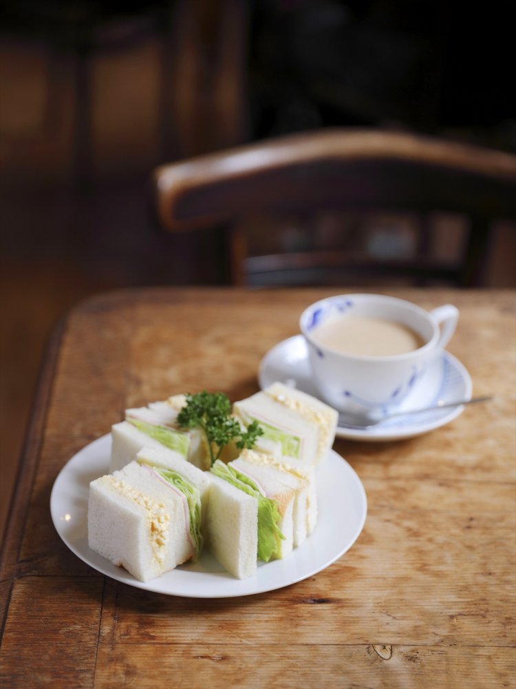 ロイヤルミルクティーとミックスサンドのセット1050円。2杯目は250円引きなのもうれしい。