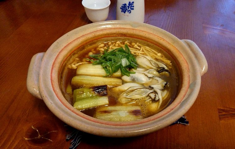 牡蠣と太ねぎのカレー南蛮ぬきに新酒「花の香」【山内聖子の偏愛する日本酒とつまみの話】