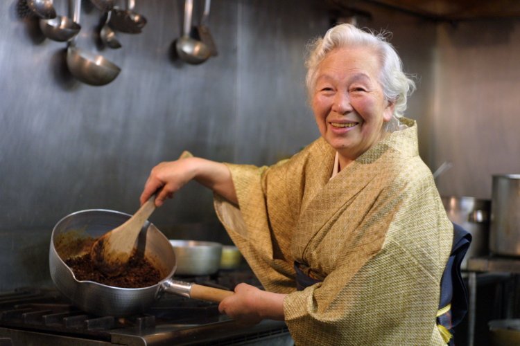 創業者の千葉ウメさん。代表取締役・藤川譲治さんの母　(写真＝鎌倉 鉢の木)。