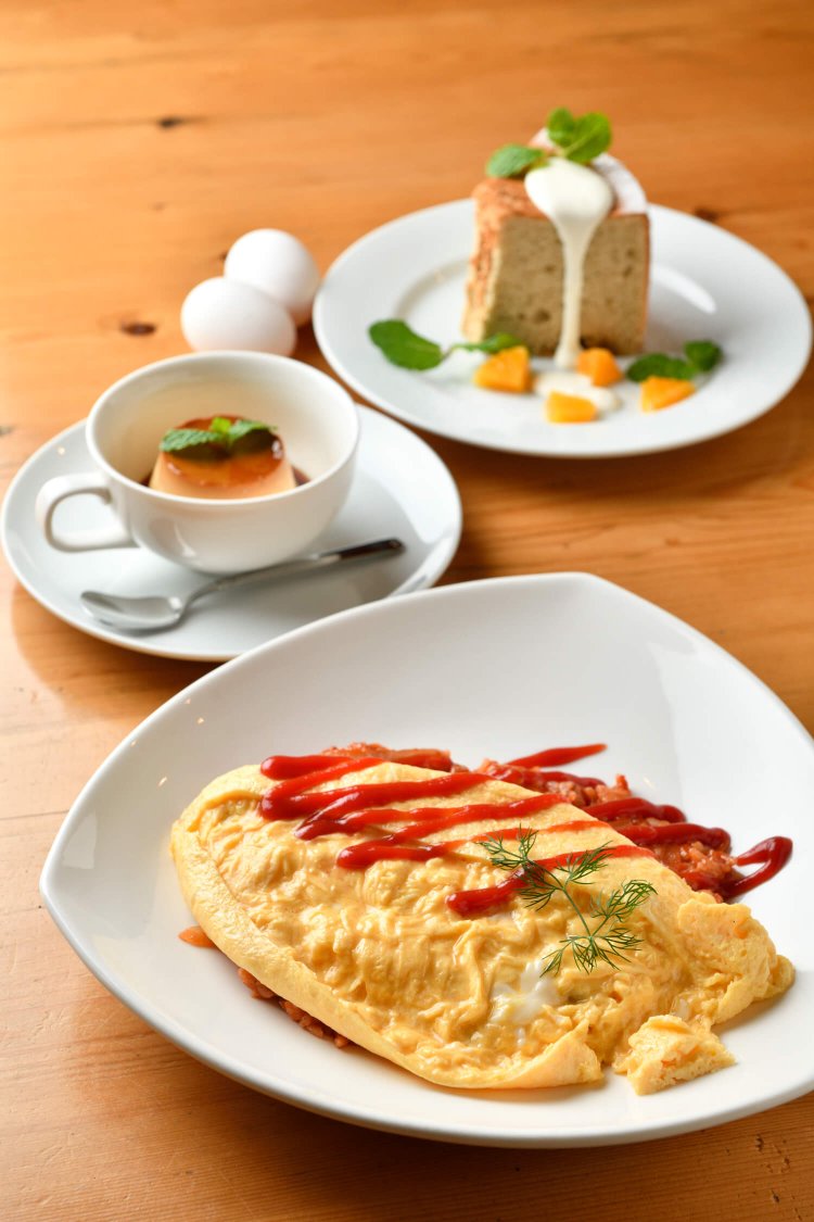 オムライス1150円と、プリン380円、シフォンケーキ450円。全て町田産の卵を使用。