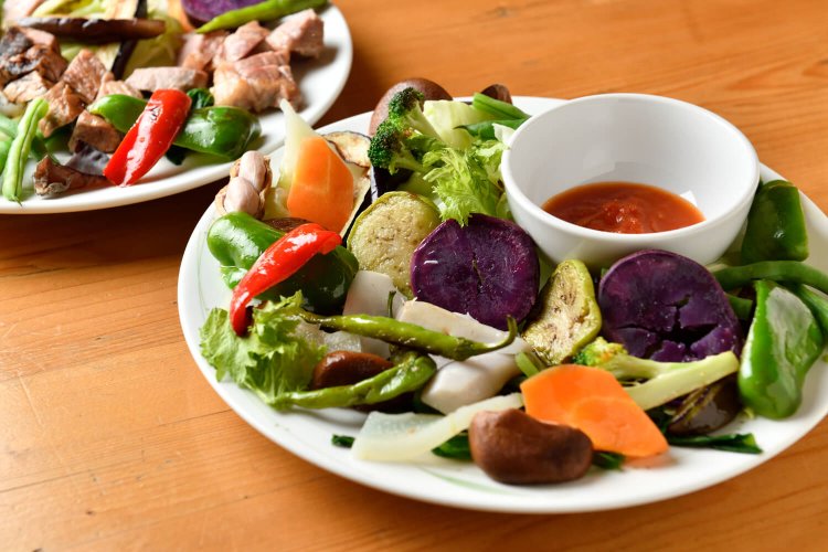 温野菜盛り合わせ990円はもちろん「まち★ベジ」野菜を使用。素材ごとに調理方法・時間が違う。