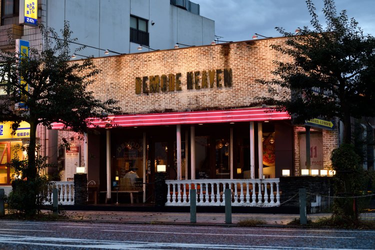 ピンクのネオンとテラスが雰囲気満点。ペット連れも歓迎！