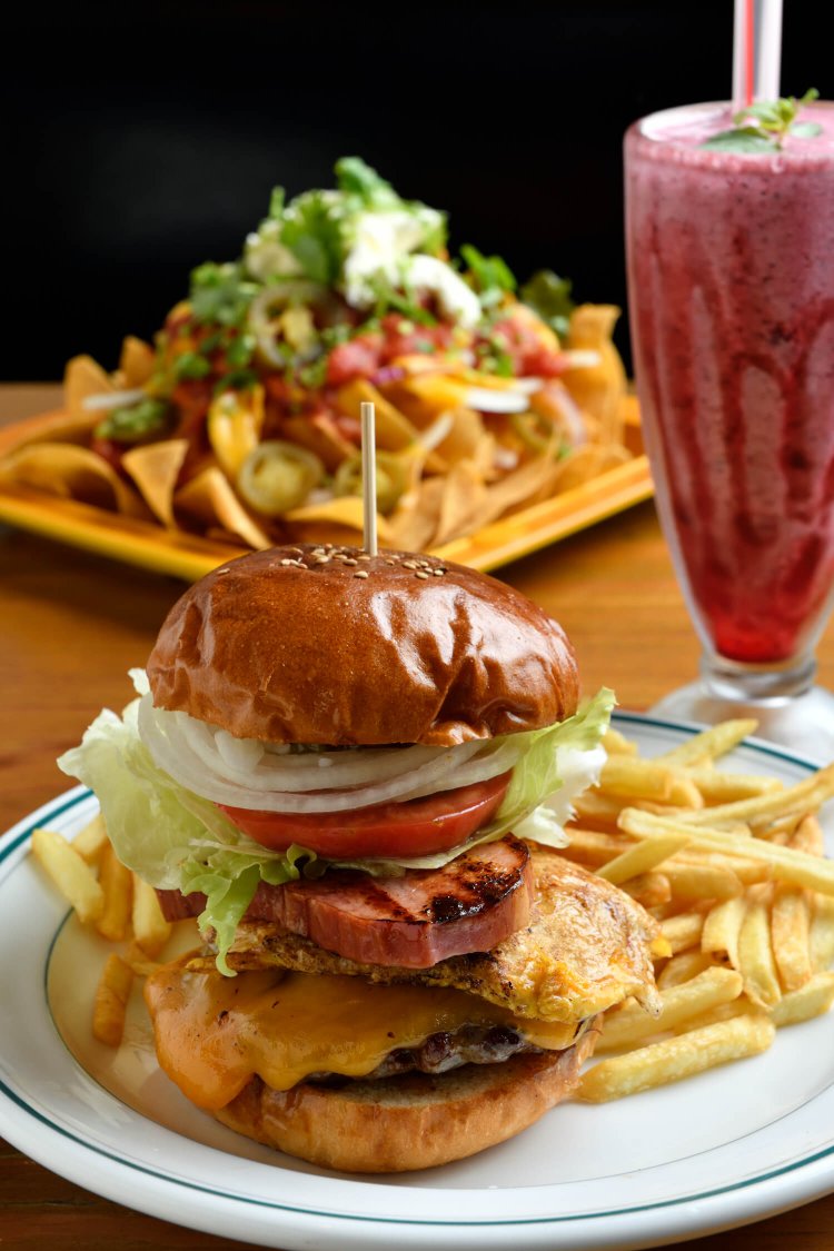 ベーコンエッグバーガー1580円、デモデナチョス980円、ベリースムージー700円。