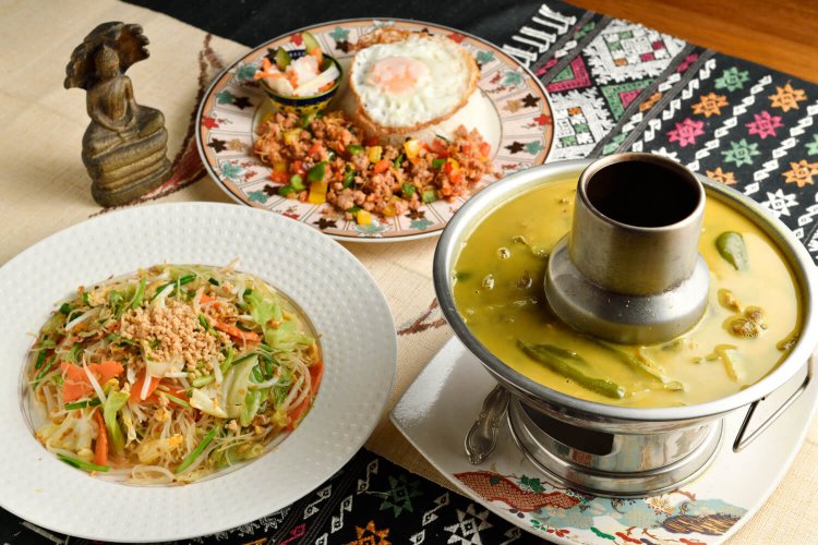 ビーフ・レモングラス・サワースープ1300円、チャー・ビーフン800円、チャーク・ダウ880円。