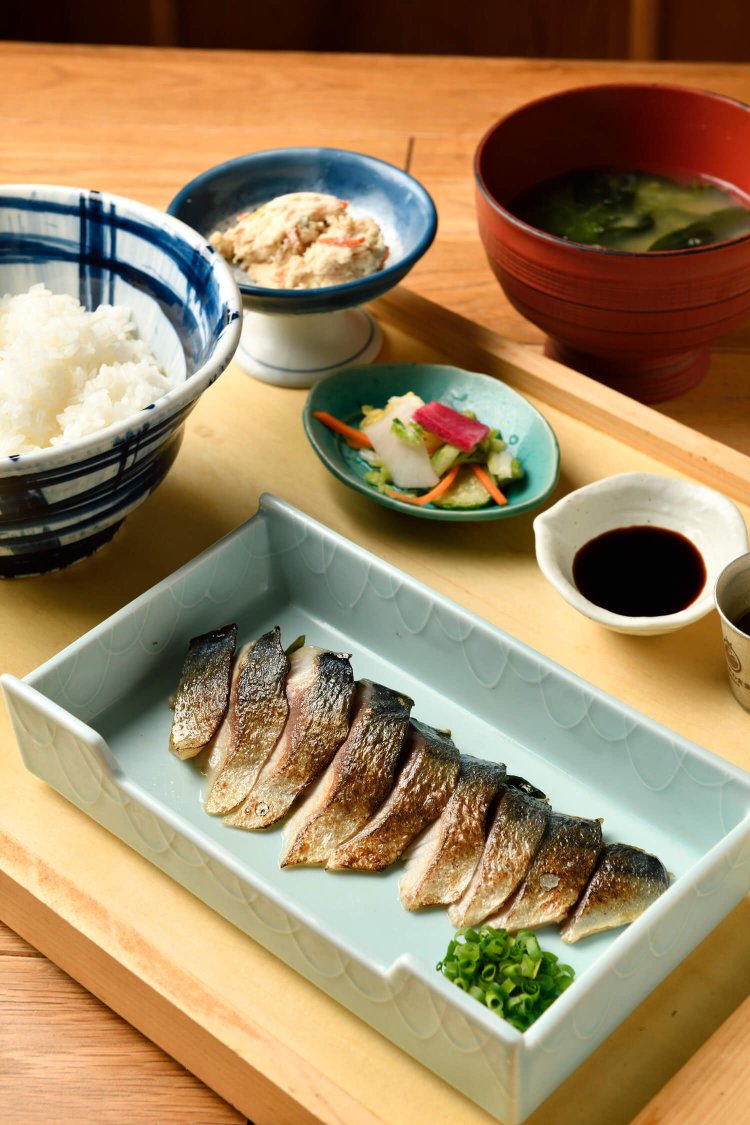 大トロ炙りさば定食980円は、生臭さがなく、ぷりぷりの食感。お米は山形産のひとめぼれなどを使用している。