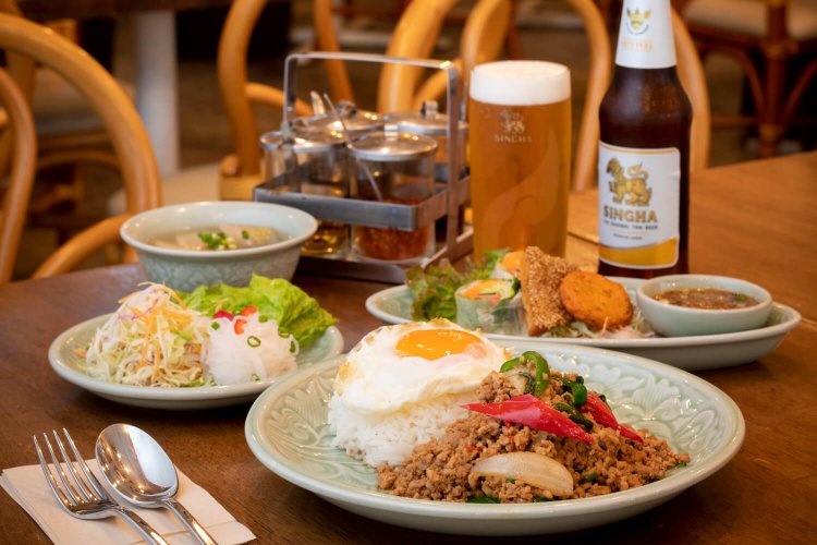 ガパオライス990円。前菜セット（ランチタイム限定）480円。タイのシンハービール660円。