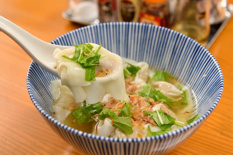 肉ワンタン500円は、自家製の辛味噌をつけてみてもいい。