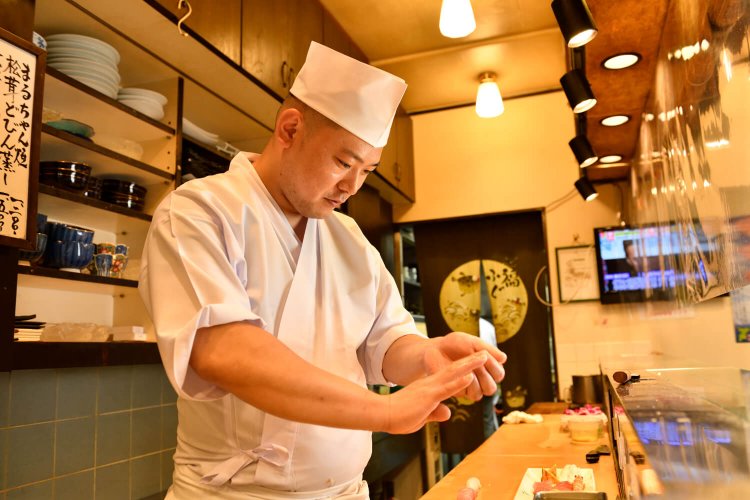 遠藤さんは日本で5年、カナダで7年修業。ハリウッドスターに鮨をふるまったことも。