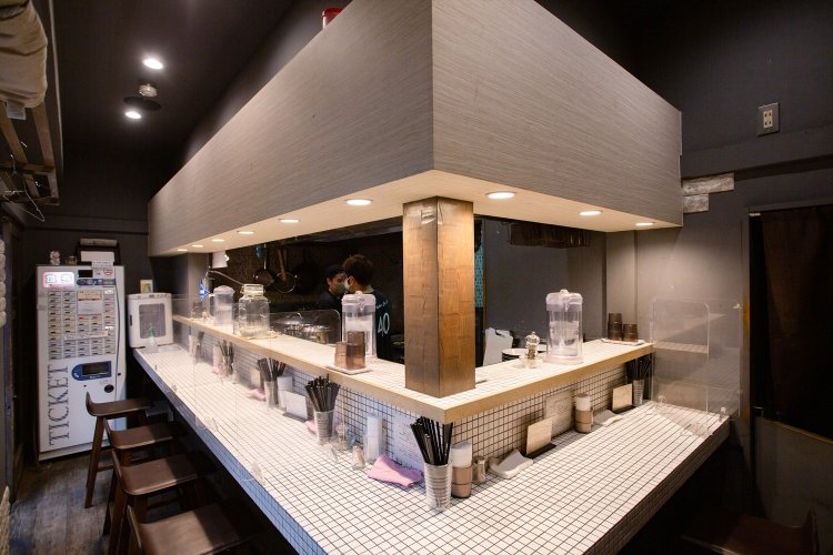 仲見世商店街の一角でタイル張りのカウンターが小じゃれている。