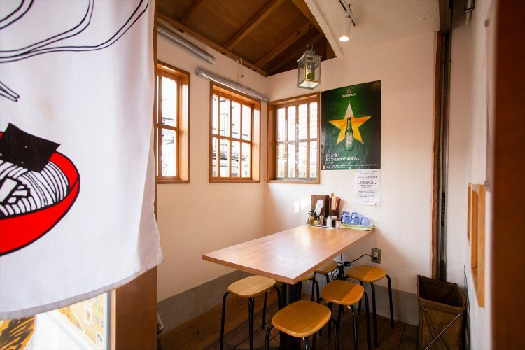 店内カウンター席の他、軒先に電車が見えるテーブル席があり、子供連れに人気。