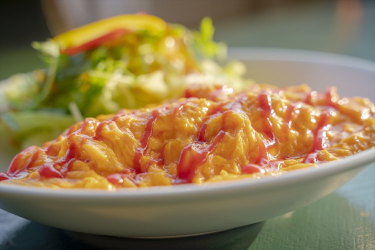 鳳凰卵山吹を使ったオムライス1045円。文字通り山吹色のとろとろ玉子が食欲を誘う。