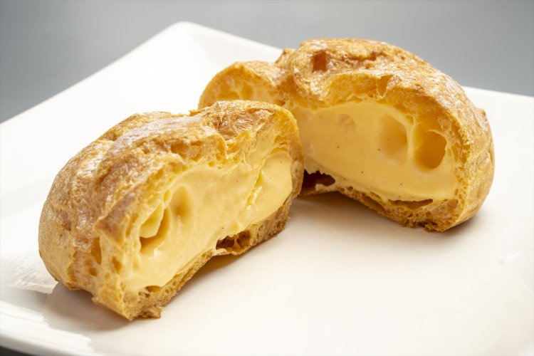 シュークリーム140円は1人6個まで。焼き上がり30分前から整理券をレジで配布。