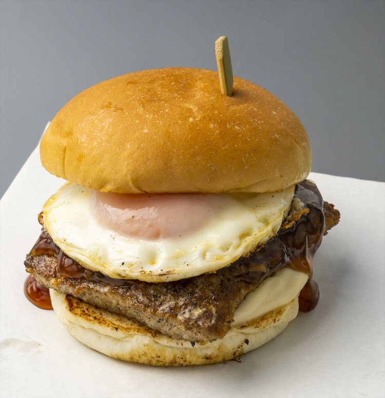 『YOLO BURGER』のチキンバーガー 600円。子供や学生は大人になったら定価で食べに来てほしいという思いから出世払い価格350円。