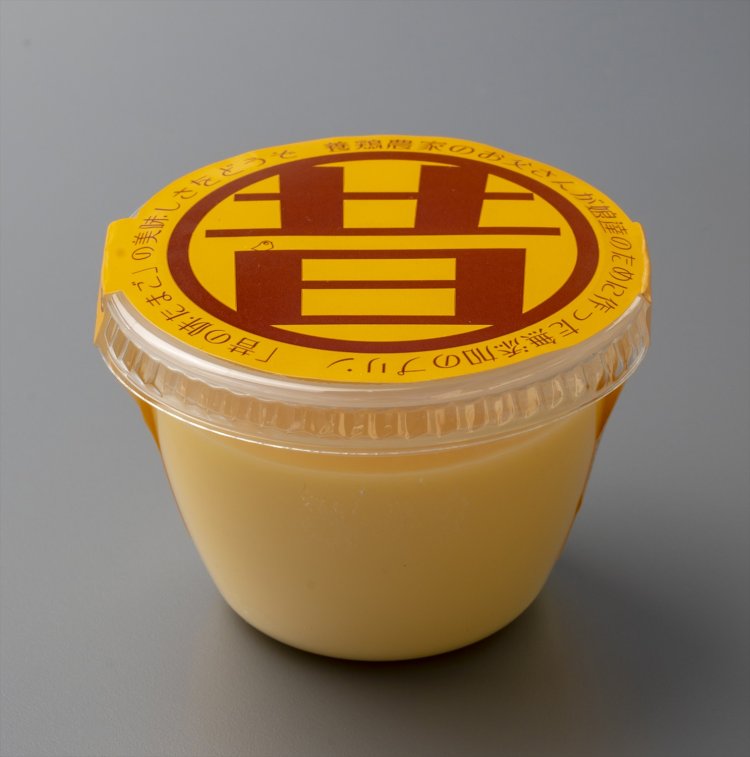 やや硬めの食感が懐かしい昔の味たまごプリン220円。