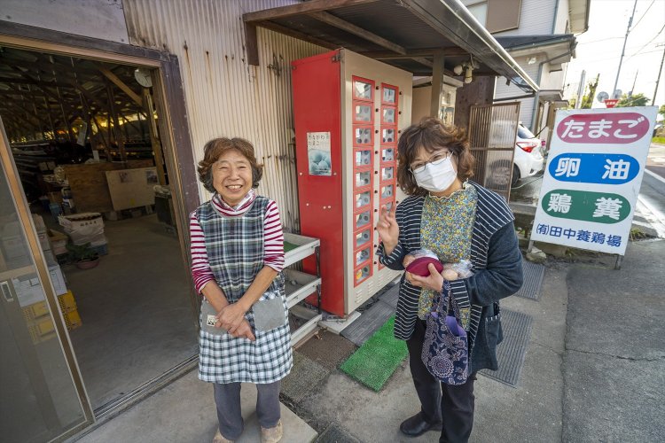 『田中養鶏場』は55年前に麻溝台で開業。田中登志子さん、中村睦子さん（左）姉妹で切り盛り。