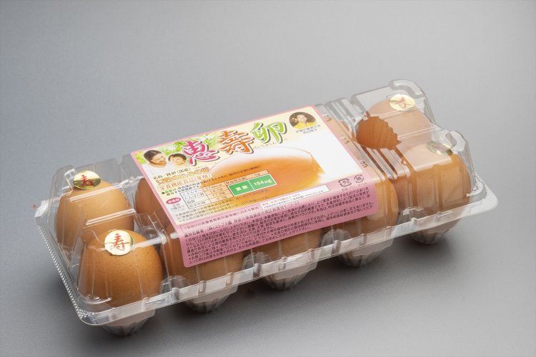 直売スペースでは長壽卵（ちょうじゅらん）L10個346円や恵壽卵（けいじゅらん）M10個432円などを販売。併設の洋菓子店では長壽卵を使ったぷりんプリン284円やシフォンケーキ346円などが並ぶ。