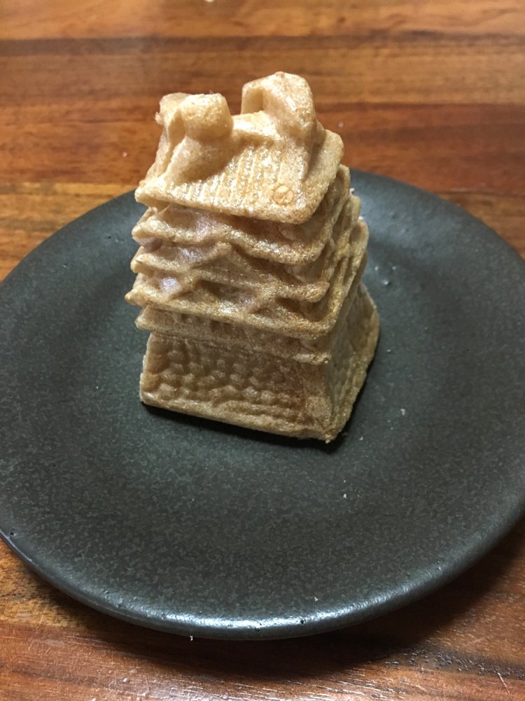 彦根城もなか。もなかの合わせ目が対角線上にあり、立体的なつくりとなっている。(2018年）