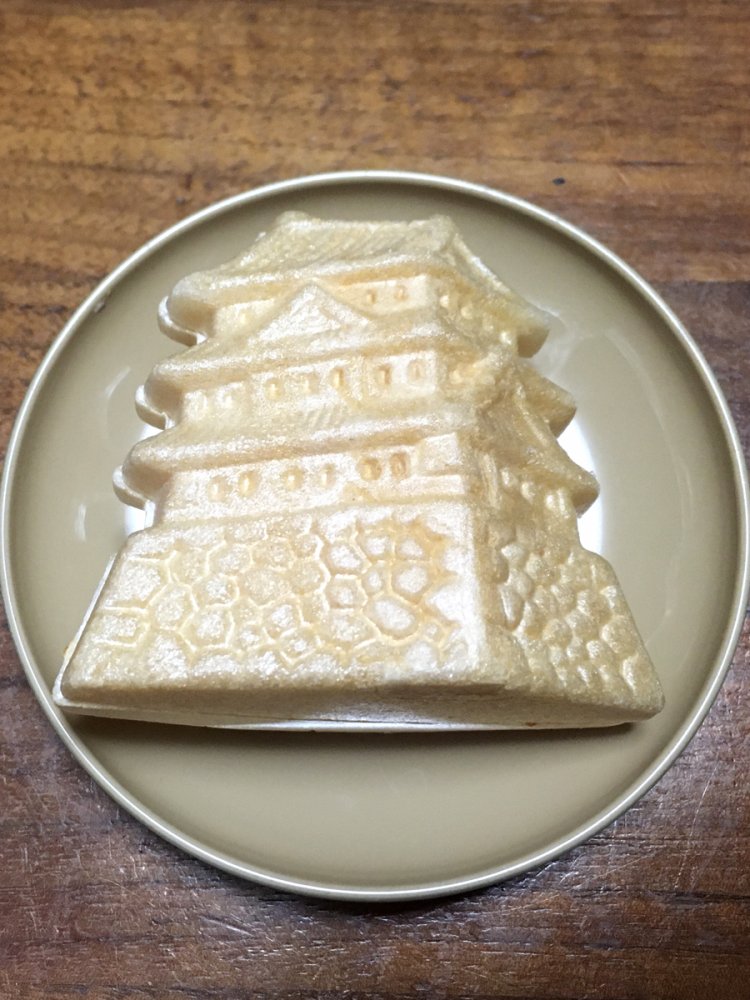 丸亀お城もなか。石垣が強調されたデザイン。（2020年）