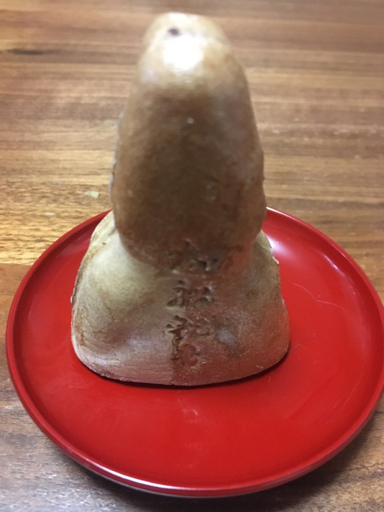 大船観音最中の背面。普段なかなか見ることのできないアングルも、もなかなら簡単に見られる。（2019年）